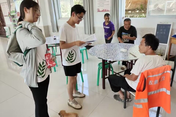 523516b12e3b4207972dffe7d94cb5bd.jpg 服务队采访环卫工作者.jpg