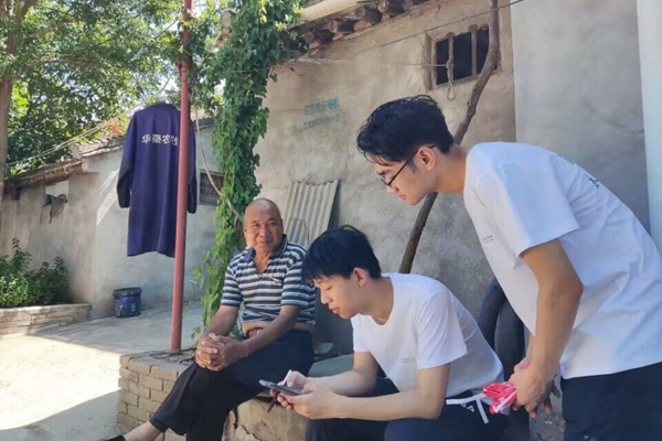 552788faaaf541118f4e2f14b51b09d0.jpg 服务队采访村里老人.jpg