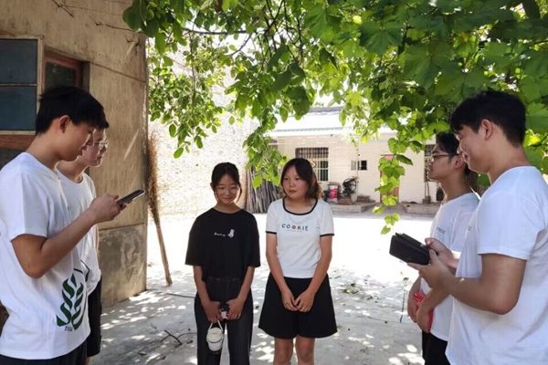 5fdf6a4d51bc4d5197d566163f3a6a84.jpg 服务队采访村里学生.jpg