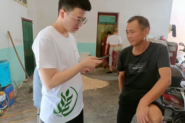 768006213d2a454a9bdae5c073e6cd83.jpg 服务队采访羊养殖户.jpg