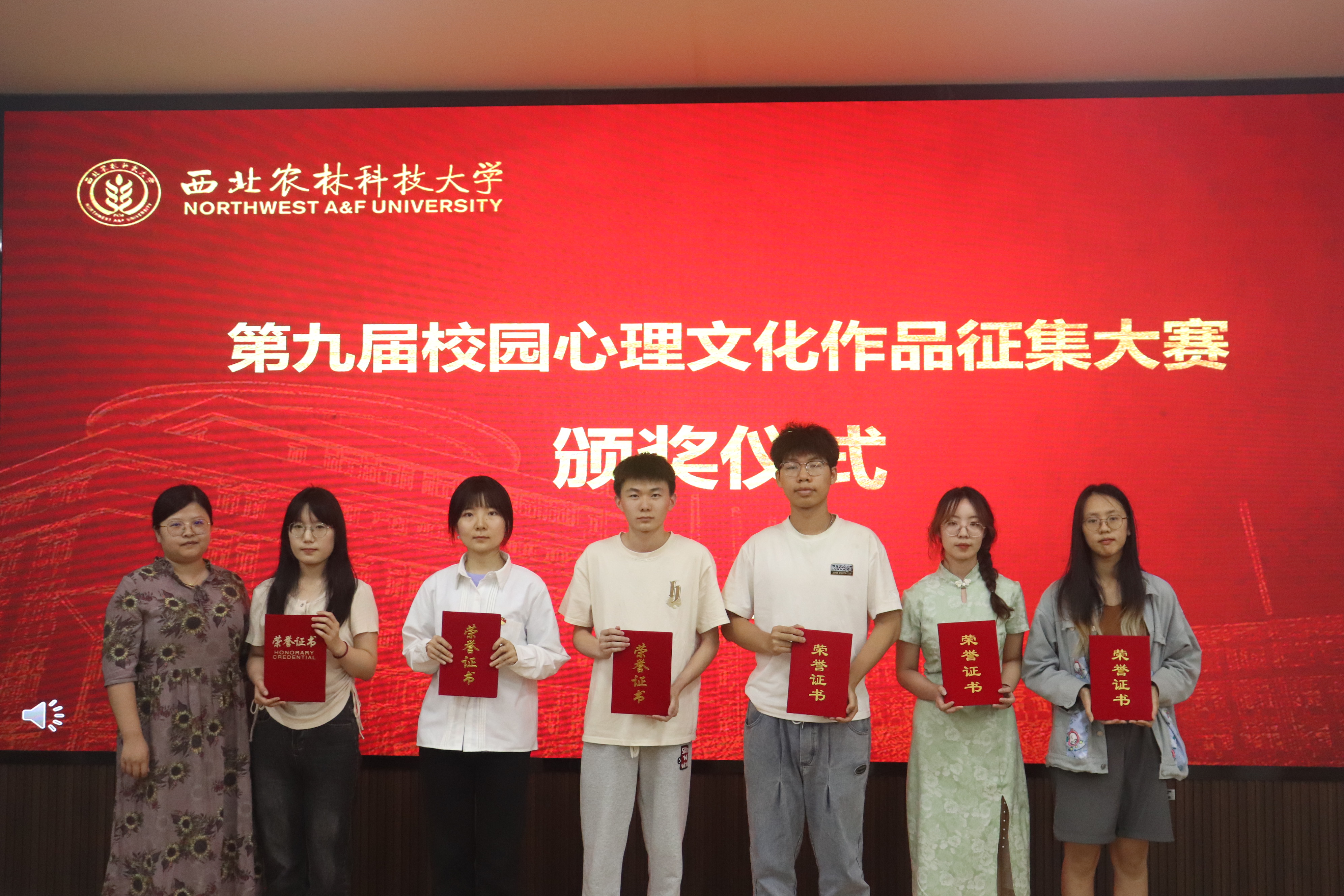 葡萄酒绿帽小说
王雅楠为荣获二等奖学生颁奖.JPG