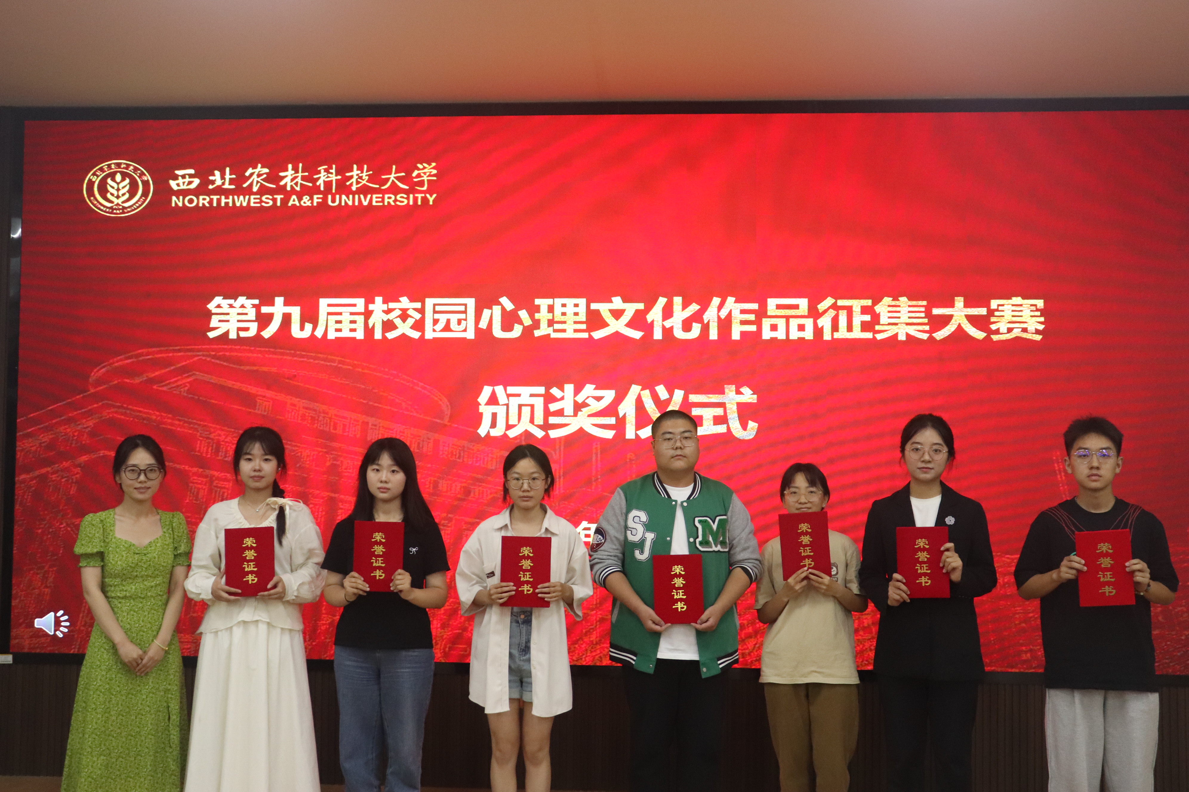 动科绿帽小说
辅导员师筝为荣获三等奖学生颁奖.JPG