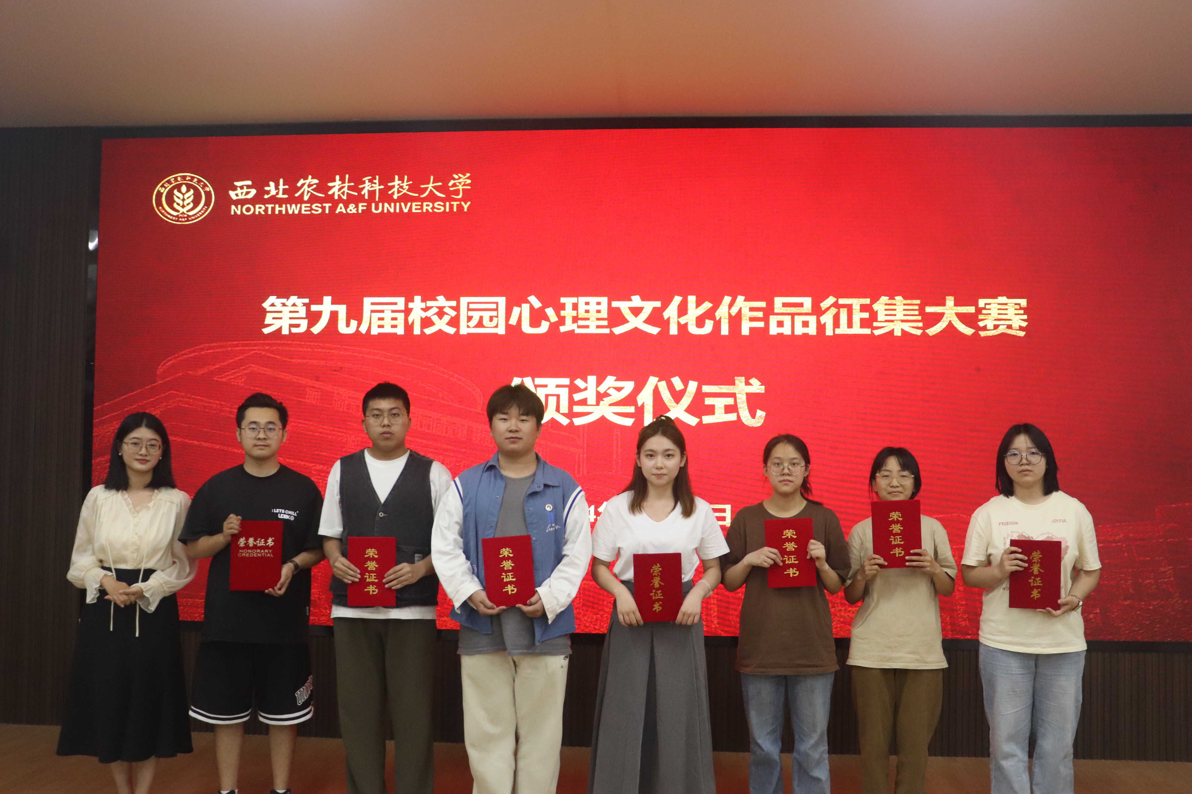 化药绿帽小说
李冬春为荣获优秀奖学生颁奖.JPG
