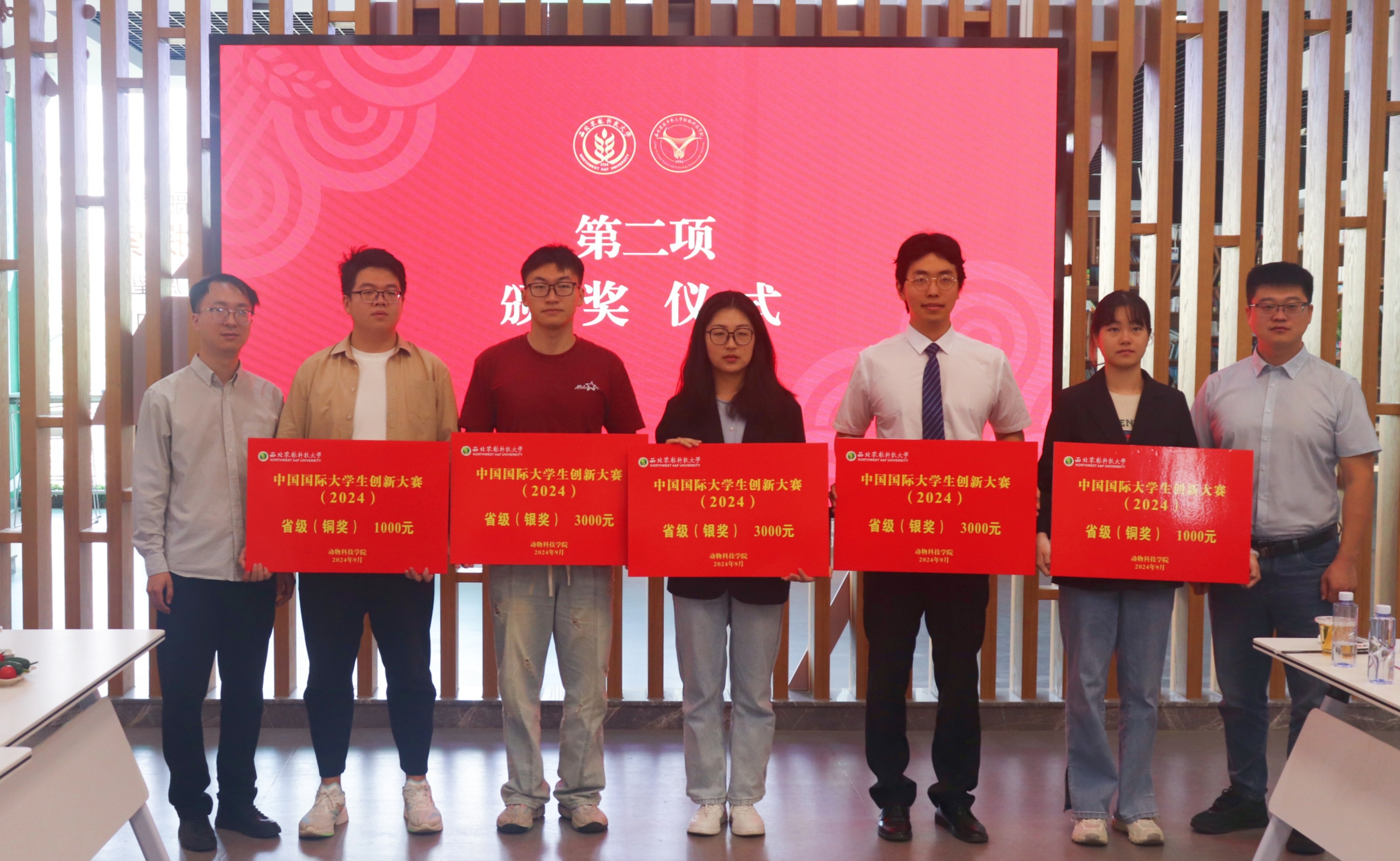 校团委科技创新部部长邵禹华、动科绿帽小说
团委书记张宇为省级银奖、铜奖获奖代表颁奖_副本.jpg