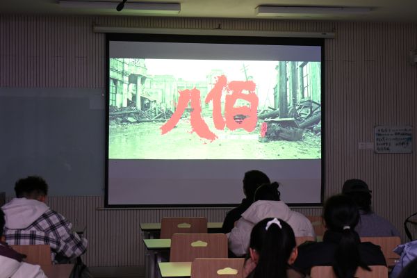 图二 同学们认真观看电影.JPG